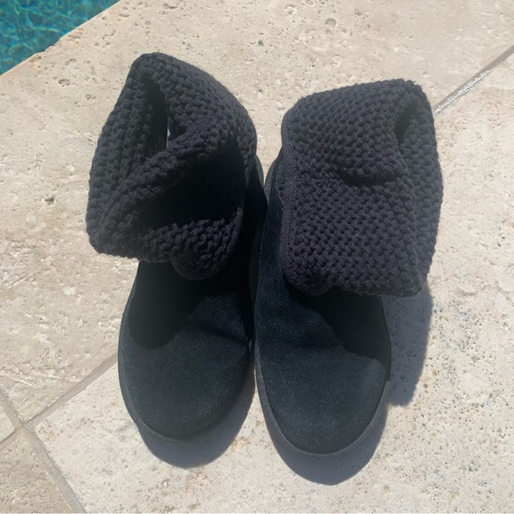 Ugg Black Suede Ankle Boots with Knit Cuffs & Button Sz 4 Kids - Picture 4 of 6